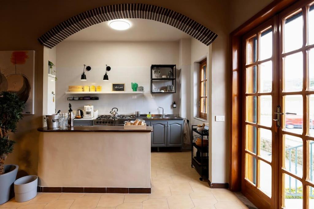 eine Küche mit einer Spüle und einer Arbeitsplatte in der Unterkunft Vicolo Zenone 8 in Garzano