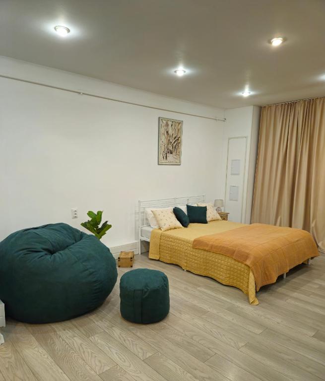sypialnia z łóżkiem i fotelem z fasolą w obiekcie The Bohemian Connection, scaun masaj, ceai, cafea, apa filtru, apartament central, regim hotel w Krajowej
