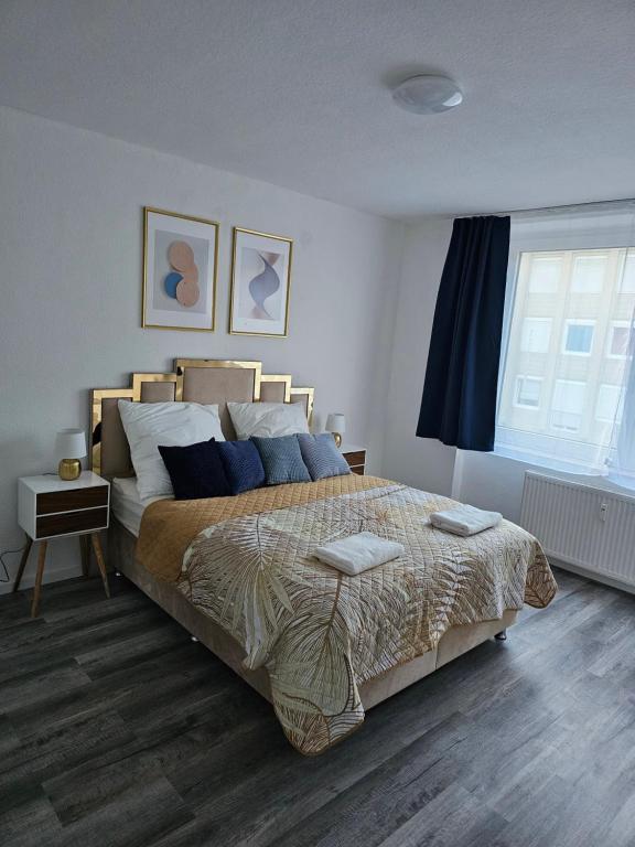 ein Schlafzimmer mit einem großen Bett und einem Fenster in der Unterkunft Chris Home - Mönchengladbach Minto in Mönchengladbach