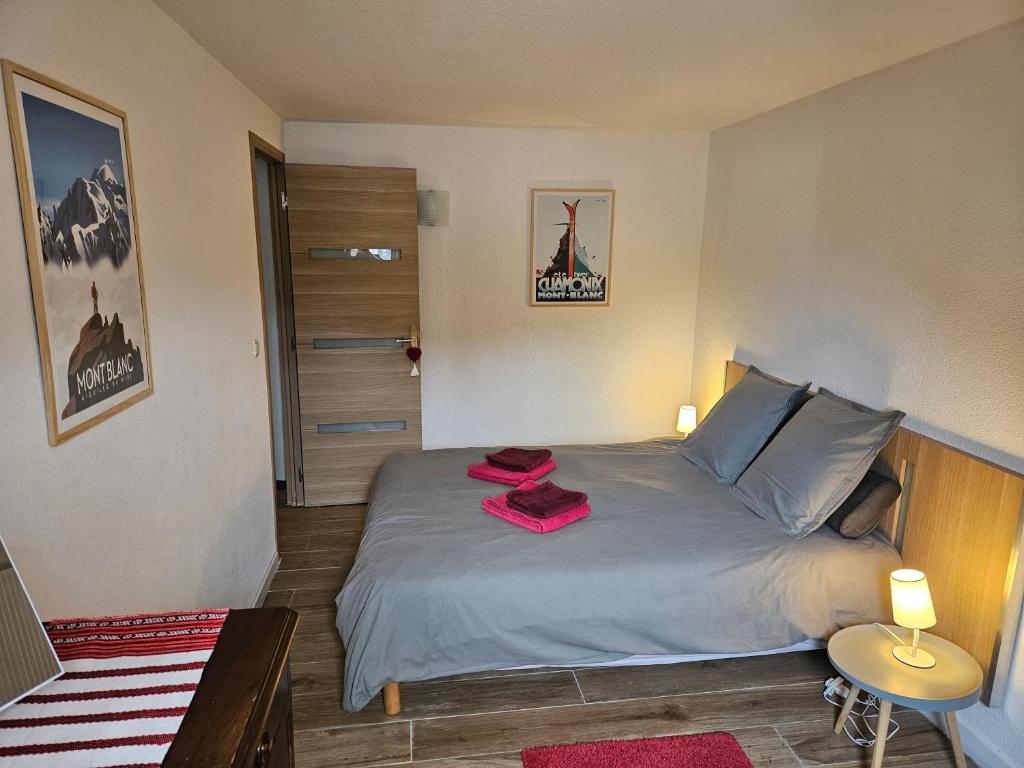 sypialnia z łóżkiem z czerwonymi ręcznikami w obiekcie Appartement hyper centre 6 pers. w Chamonix-Mont-Blanc