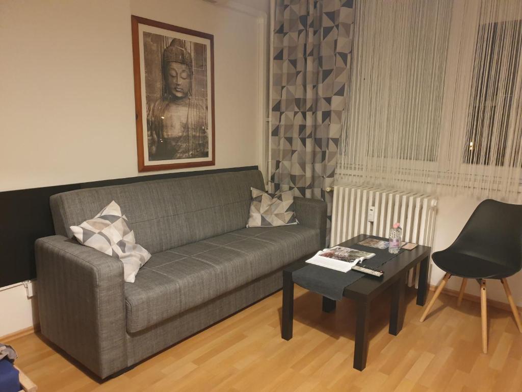 sala de estar con sofá y mesa en Central Apartman, en Salgótarján