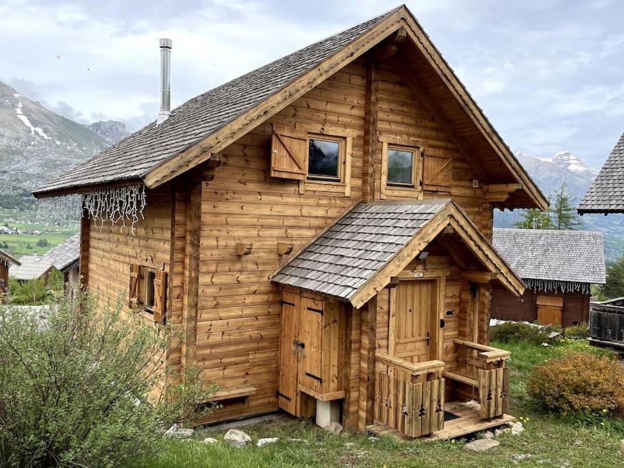 eine kleine Holzhütte mit einem Gameradach in der Unterkunft Chalet Mon Etoile - La Joue du Loup in Le Dévoluy