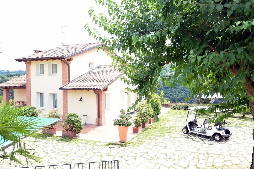 une petite voiture garée devant une maison dans l'établissement CRICHELON, à Altavilla Vicentina