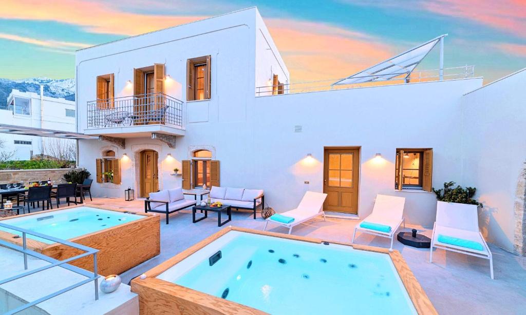 Bazén v ubytování Sun Stone Villas nebo v jeho okolí