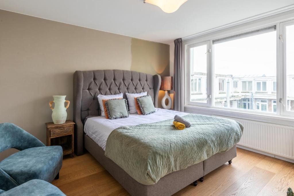 - une chambre avec un lit et une grande fenêtre dans l'établissement Big Room, à Amsterdam