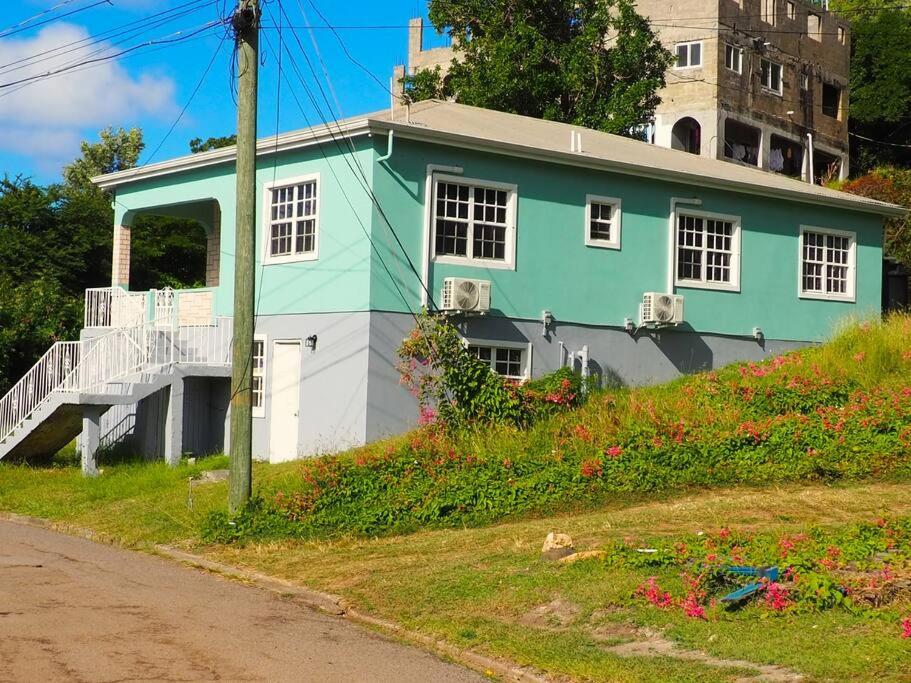 ein blau-weißes Haus am Straßenrand in der Unterkunft Fan-Ta-Sea in Johnsons Point