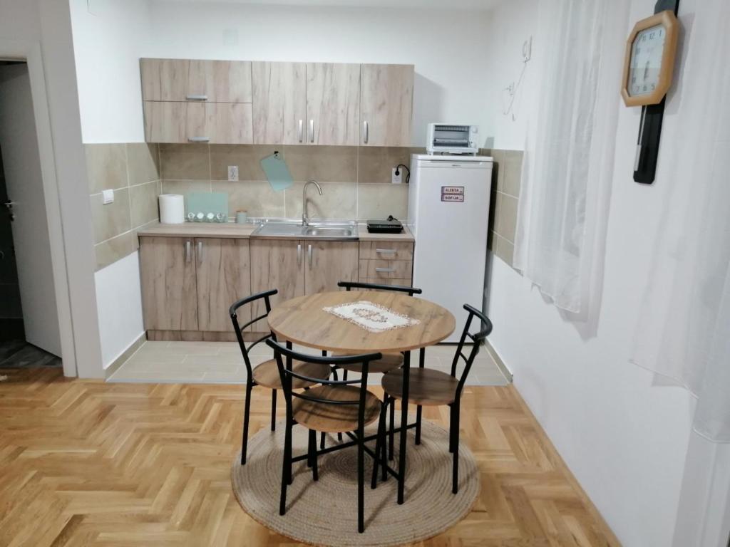 Η κουζίνα ή μικρή κουζίνα στο Jovana