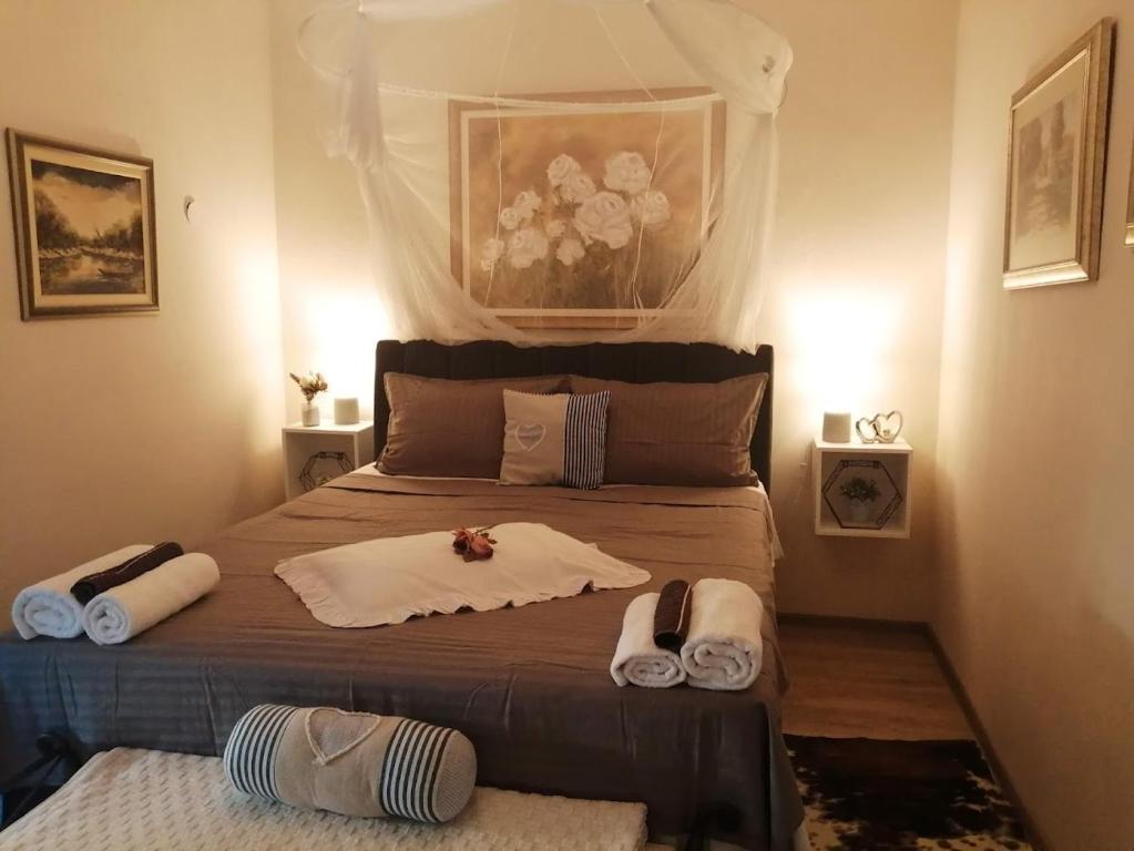 um quarto com uma cama grande e toalhas em Holiday Home Slavica, prizemlje objekta em Vodice