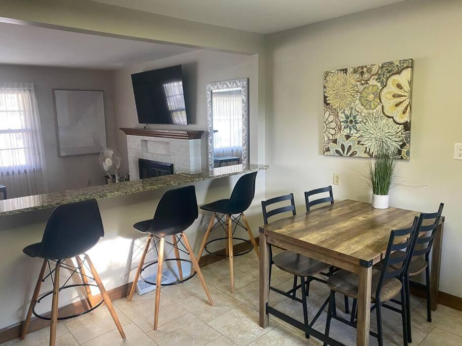 ein Esszimmer mit einem Tisch und Stühlen sowie eine Küche in der Unterkunft 4 Bedrooms~2 Baths Cute & Cozy, Excellent Location in Dubuque