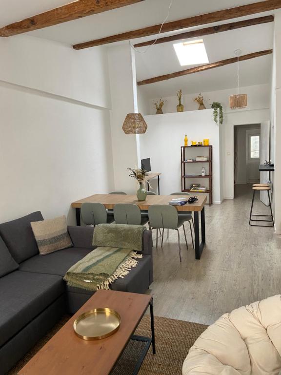 un salon avec un canapé et une table dans l'établissement Le Refuge du Port, parking privé gratuit, à La Ciotat