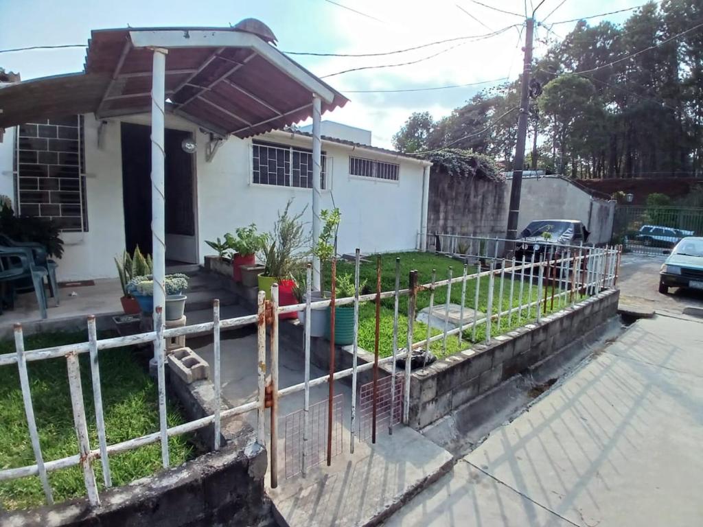 uma cerca em frente a uma casa em Santa Tecla Acogedora Guest House em Nueva San Salvador