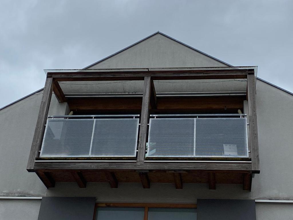 una ventana en el lateral de una casa en Schlosserhaus, en Lustenau