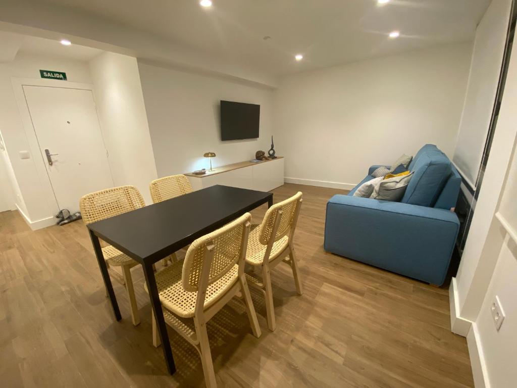 レオンにあるSan Mames Leon con Garaje incluido para coche medianoのテーブルと椅子とソファのあるダイニングルーム