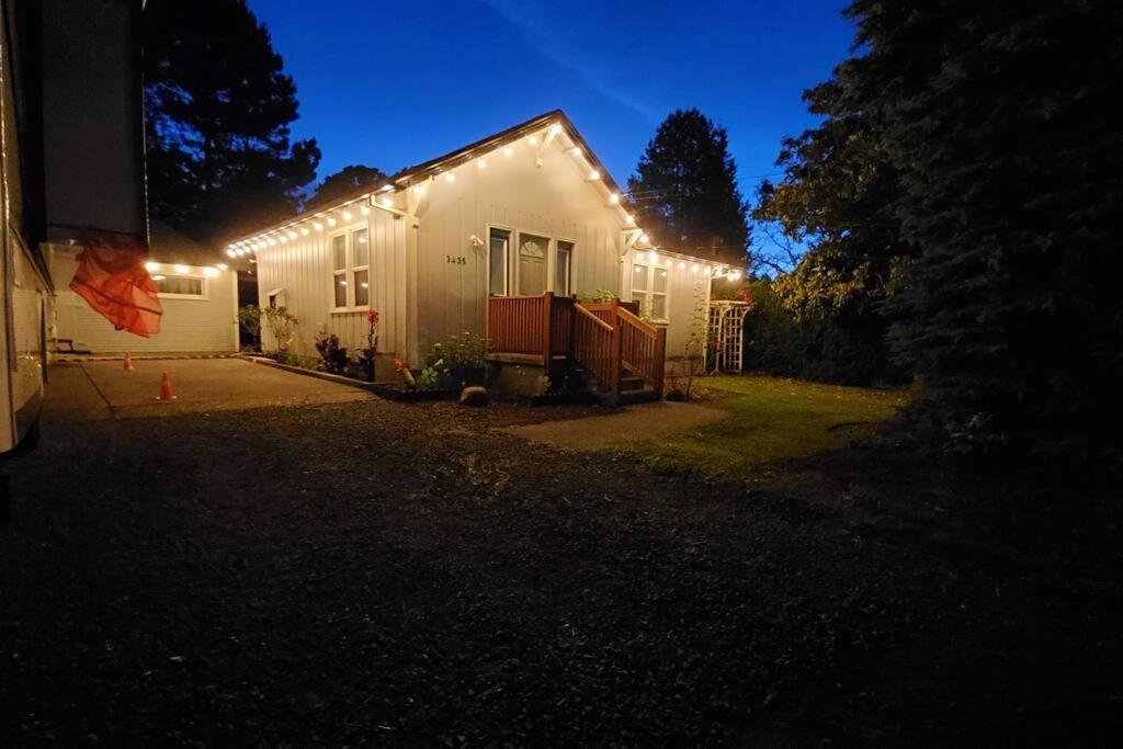 una piccola casa con luci sul lato di Cozy Cottages across from the Food Trucks of Aloha mall ad Aloha