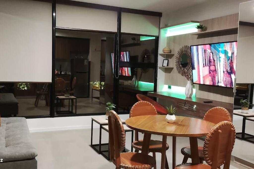 Μια τηλεόραση ή/και κέντρο ψυχαγωγίας στο Apartamento 203T1 Nanotec 2 dorm
