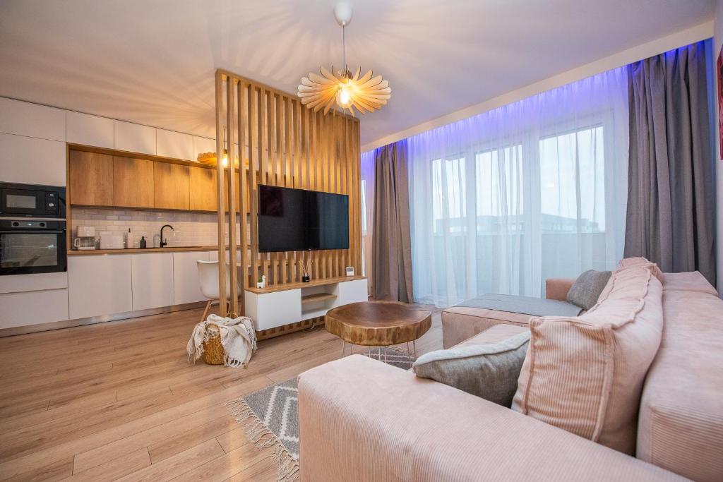 sala de estar con sofá y TV en EGO Apartment en Târgu Mureș