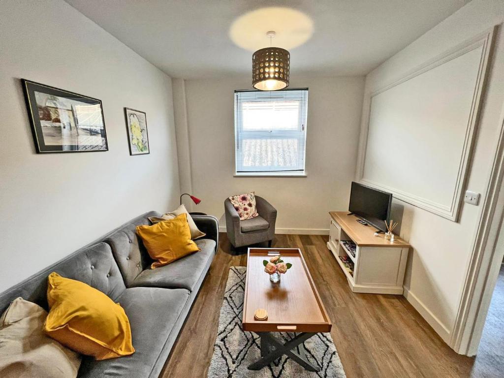 sala de estar con sofá y mesa en Town Centre Apartment, 4 Beds, 1 Bathroom, en Cheltenham
