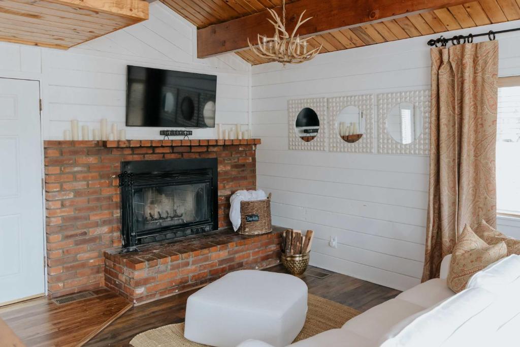 a living room with a fireplace and a tv at Snow Valley Hideaway Arrowbear Lake Retreat in Arrowbear Lake