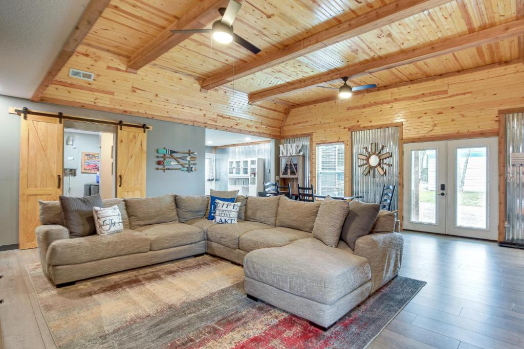 ein großes Wohnzimmer mit einem Sofa und einem Stuhl in der Unterkunft Spacious Ozawkie Home - Near Lake Perry! in Ozawkie
