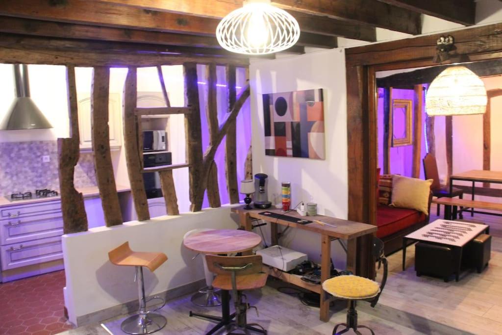 Habitación con escritorio y taburetes. en Golf&Love in Normandy, en Sainte-Opportune-du-Bosc