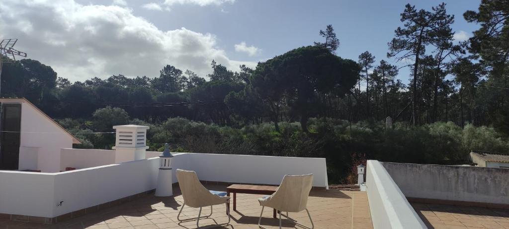 un patio avec des chaises et une table sur le toit dans l'établissement Casa do Poço, à Vila Real de Santo António