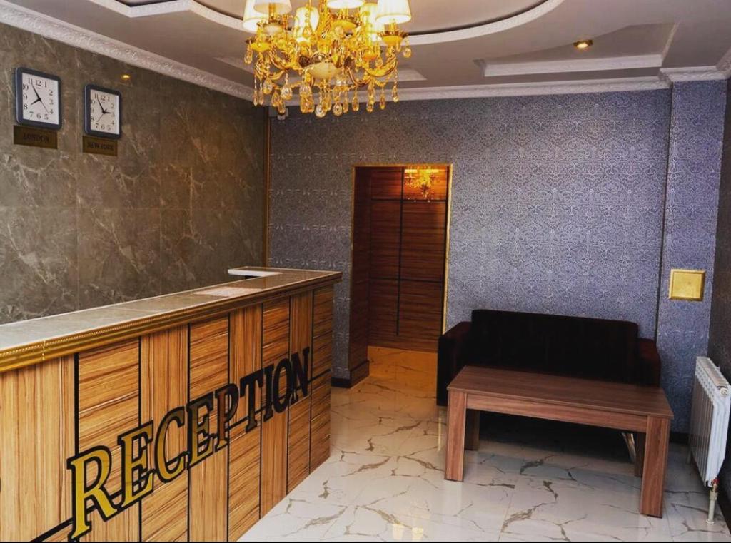 Lobby o reception area sa Hotel Antalya
