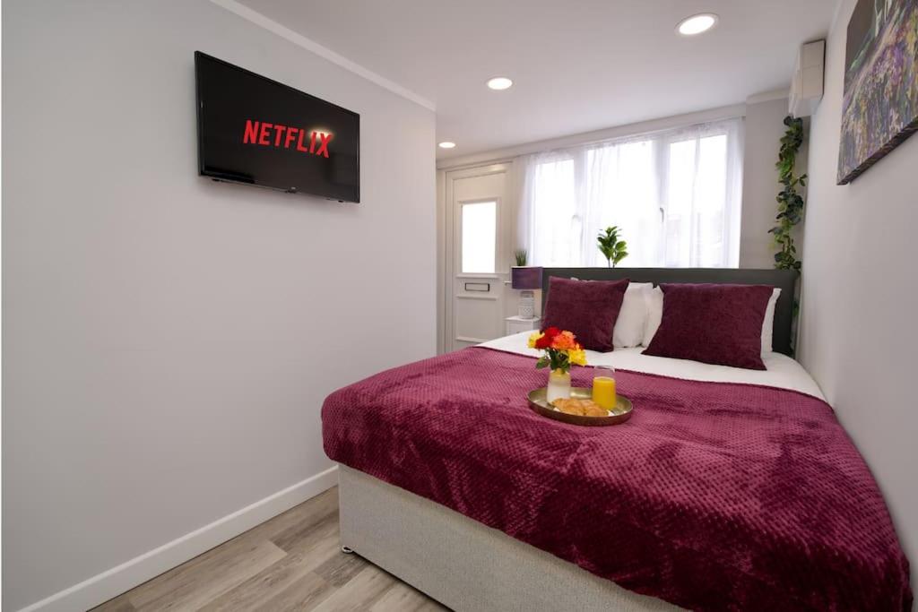 Tempat tidur dalam kamar di Dane Duplex Studio Seven - Your Dream Coventry Stay