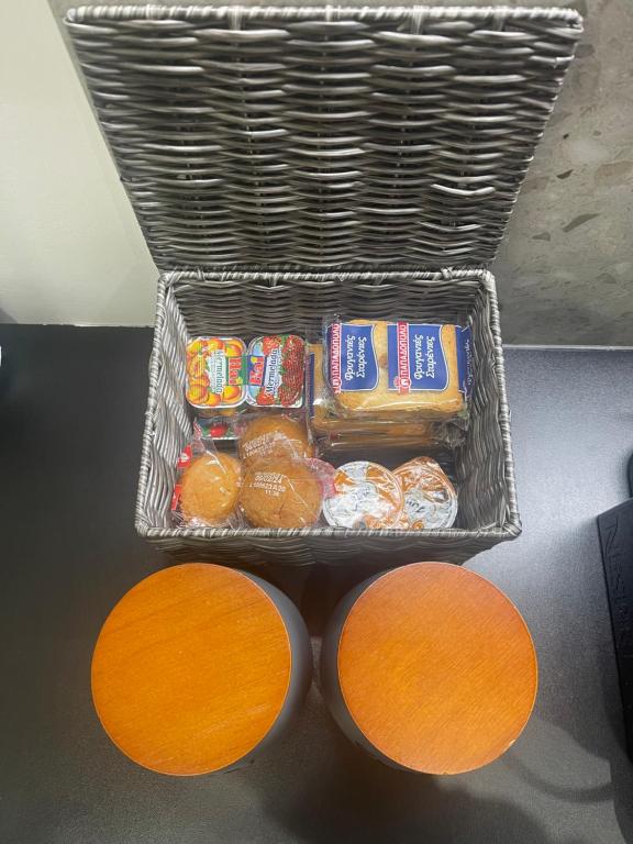 una cesta con comida y una cesta en una mesa en Plane Tree Luxury Suites en Ioánina