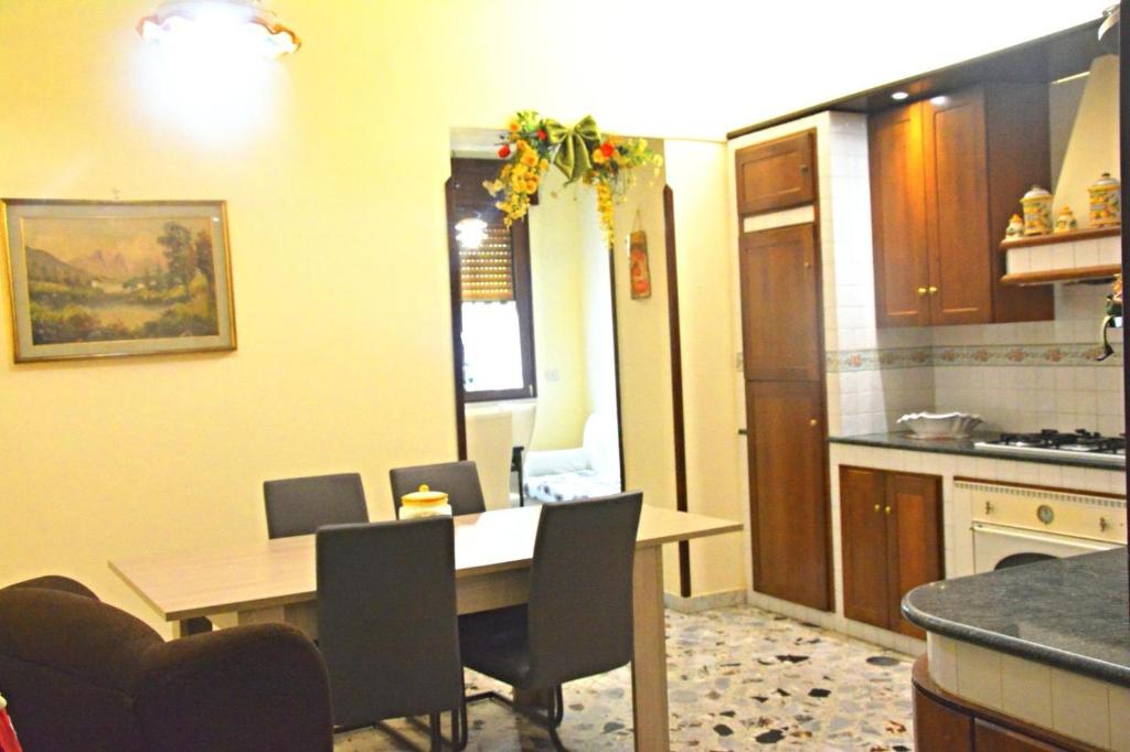 Kuchyň nebo kuchyňský kout v ubytování MIRA HOUSE