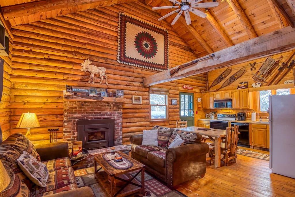 Et opholdsområde på Family-Focused & Pet-Friendly Log Cabin with 4BR 2BA Sleeps 10