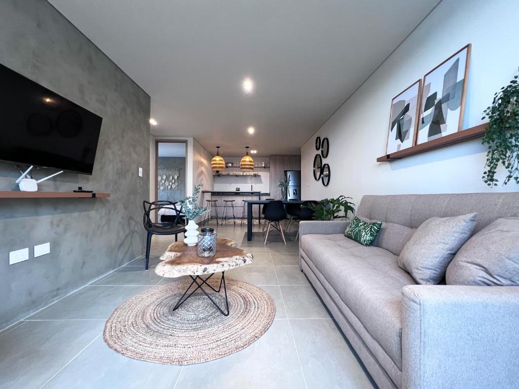 uma sala de estar com um sofá e uma mesa em Parallelo Loft Salento P4 em Salento