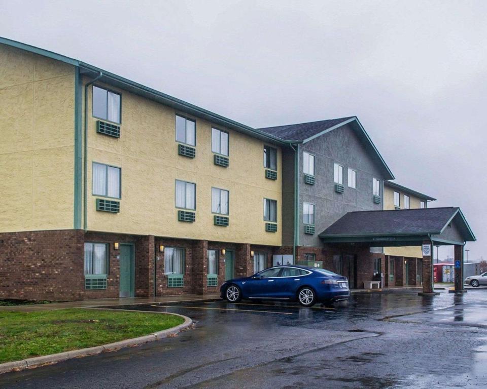 un coche azul estacionado frente a un edificio en Quality Inn Streetsboro, en Streetsboro