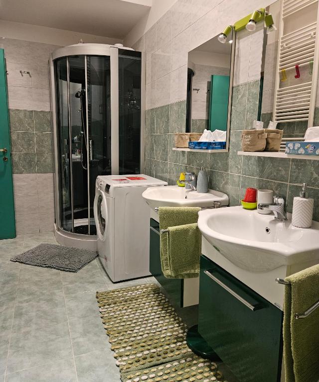 łazienka z 2 umywalkami i pralką w obiekcie B&B Villa Emilia Milano w Mediolanie