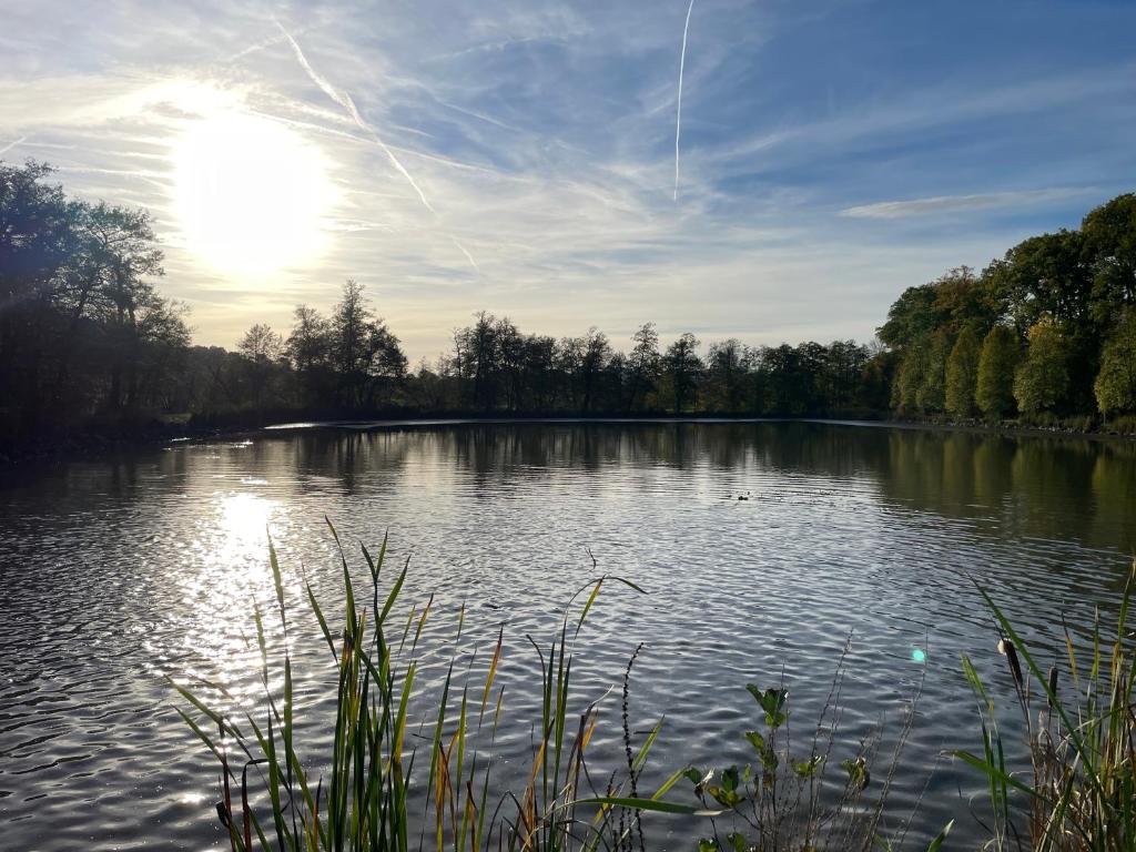 a large lake with the sun reflecting on the water at #wärmespenden - Naturnahe Unterkunft in der Burgenstadt Schlitz in Schlitz