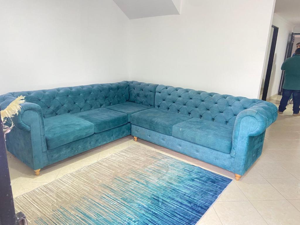 eine blaue Couch im Wohnzimmer in der Unterkunft Apartamento Guarne in Guarne