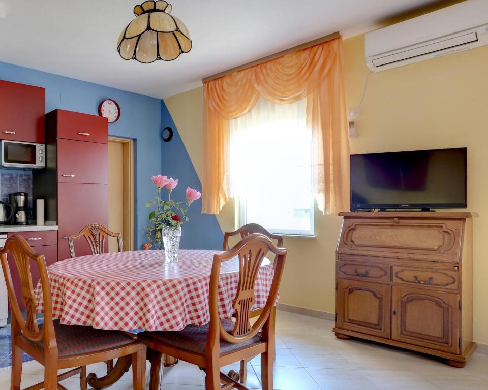 Fotografie z fotogalerie ubytování Family friendly apartments with a swimming pool Kastel Sucurac, Kastela - 14047 v destinaci Kaštela