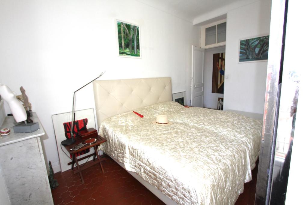 - une chambre dotée d'un lit avec une bougie dans l'établissement APPARTEMENT NICE le PORT, à Nice