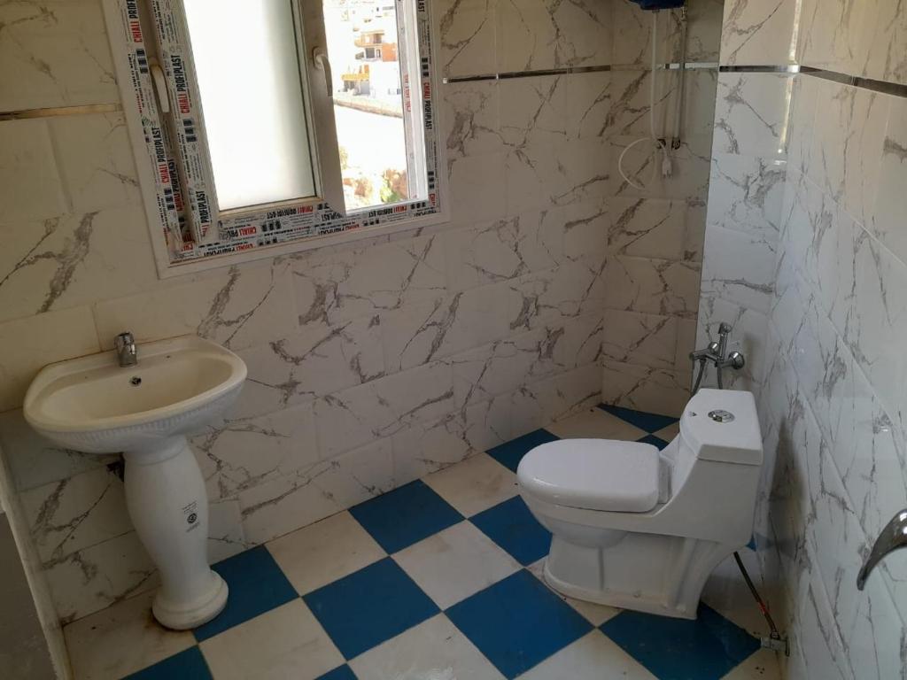 a bathroom with a toilet and a sink at Mon rêve in Douar Chaïb Rasso