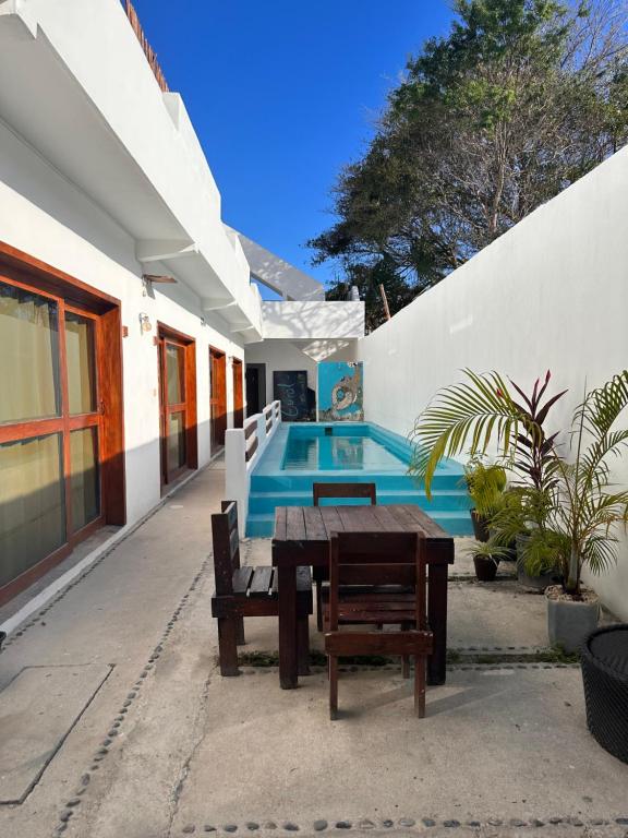 Casa con mesa y piscina en Casa Coral Mahahual - Costa Maya en Mahahual