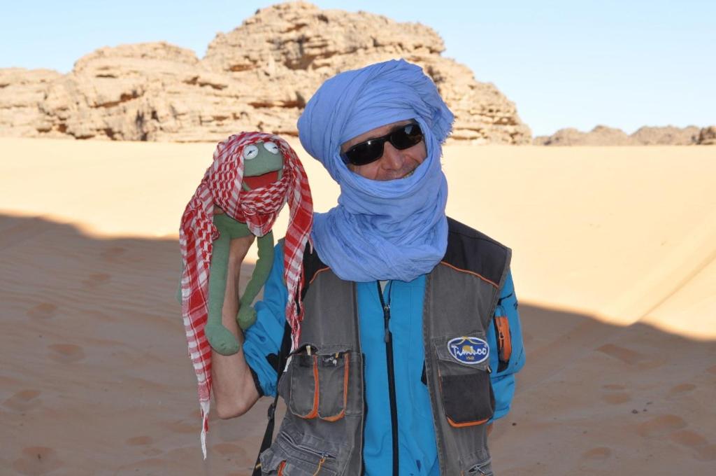 Una mujer usando un hiyab parada en el desierto en Les 2 palmiers en Kouba