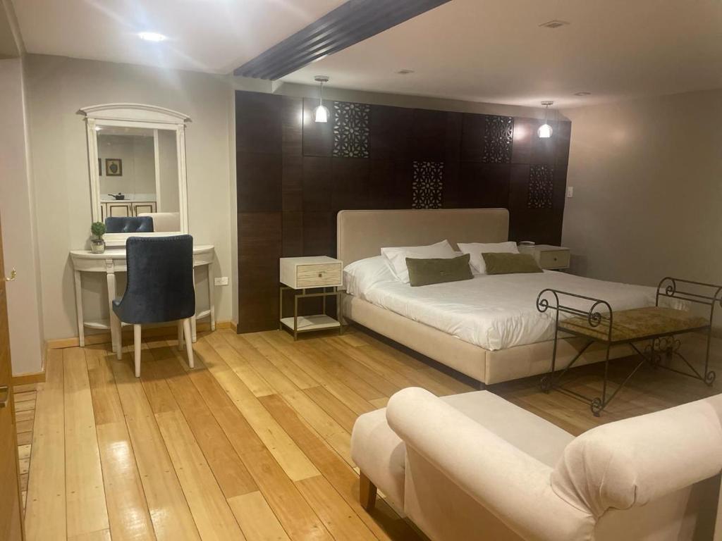 Tempat tidur dalam kamar di Hotel Ensueños