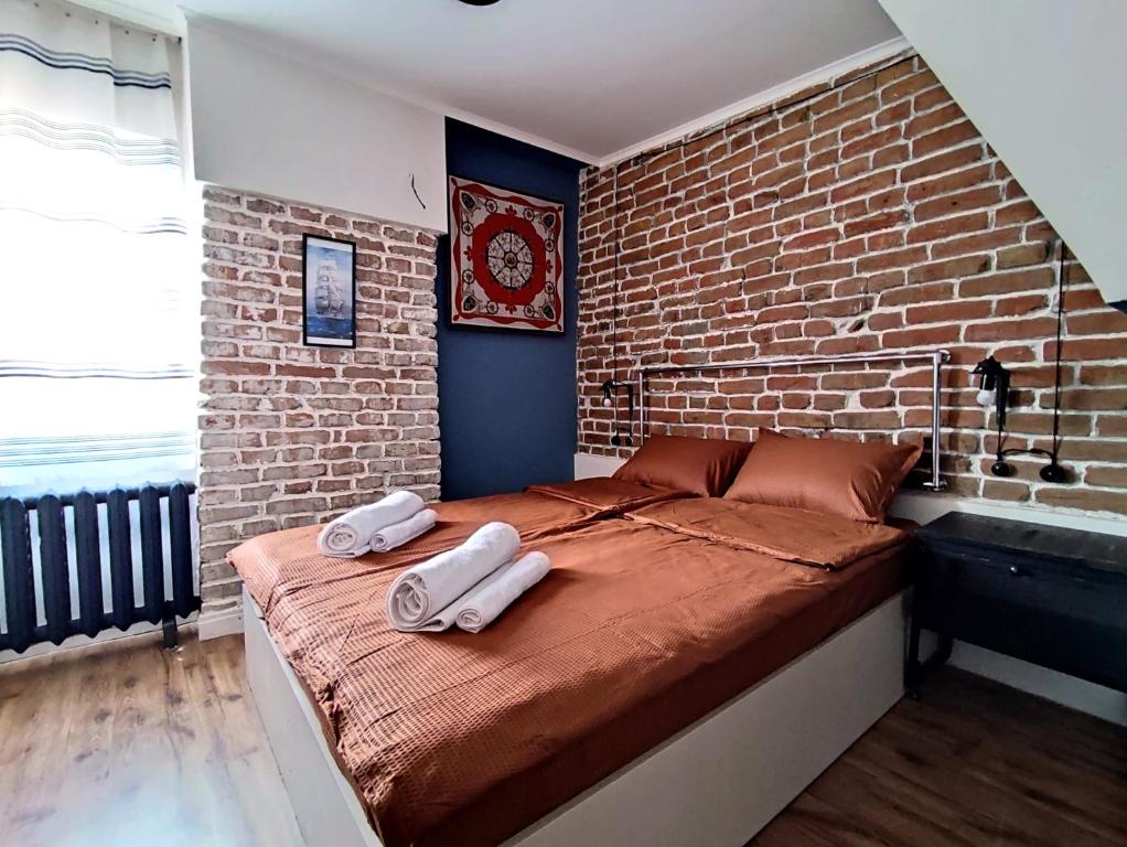 um quarto com uma cama com duas toalhas em 9 Doors em Tbilisi