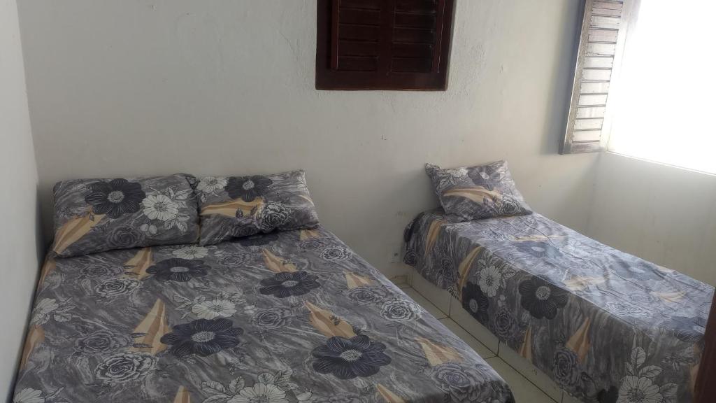 um quarto com 2 camas e uma janela em Casa Beira Mar - Praia Icaraí - CE em Caucaia