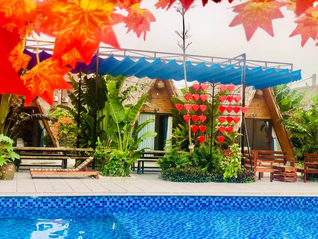 uma casa com flores e uma piscina em Metoo Homestay - Kitchen - Bar em Ninh Binh
