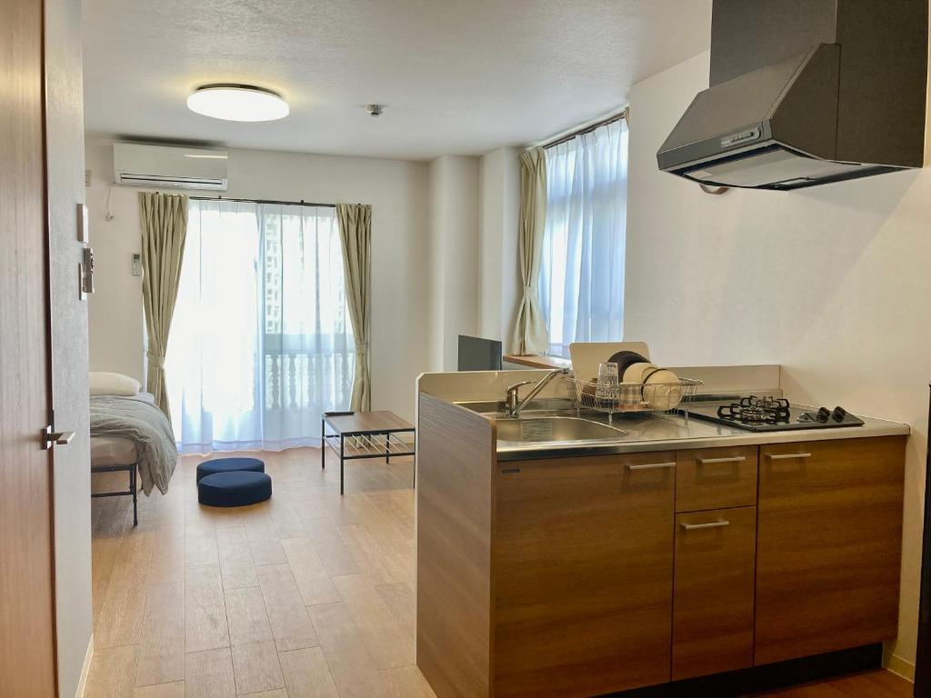 een keuken met een spoelbak en een fornuis bij GEビルAFUSO in Atsutabaru