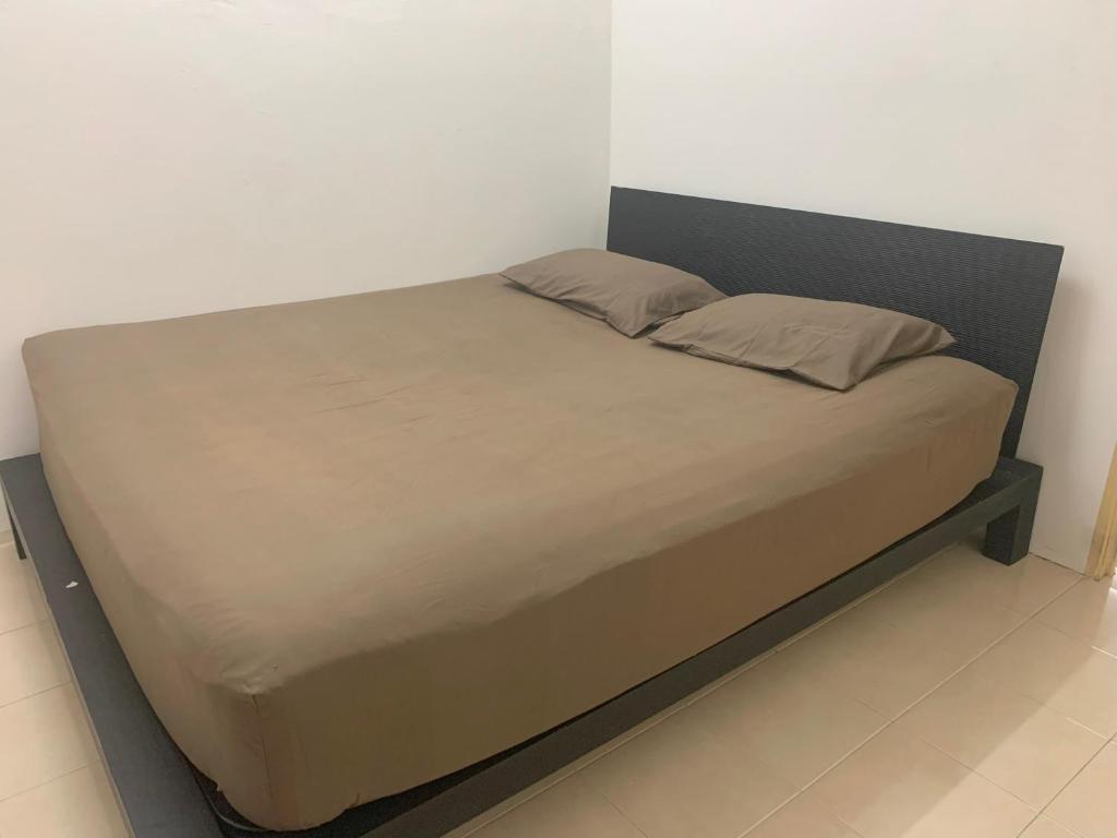 1 cama grande en un dormitorio con en Homestay Rayyan PD en Port Dickson
