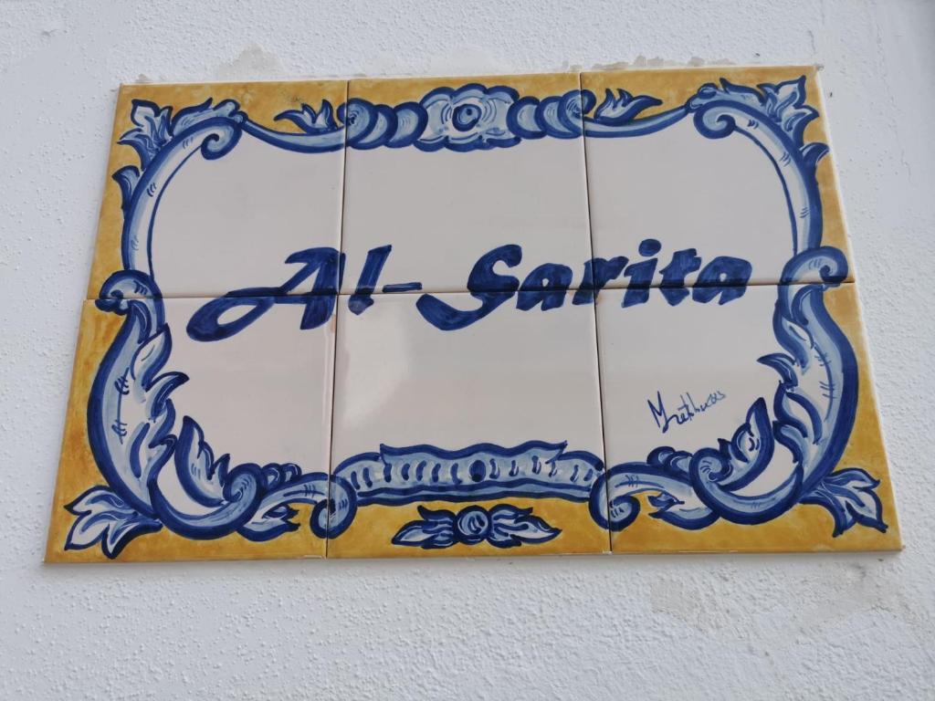 um sinal que diz uma saoria em uma parede em Castro Marim Al Sarita Villa em Castro Marim