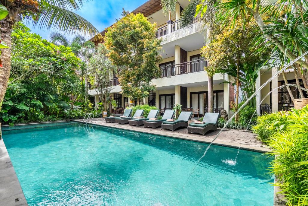 una imagen de una piscina frente a un edificio en Meruhdani Boutique Hotel Ubud, en Ubud