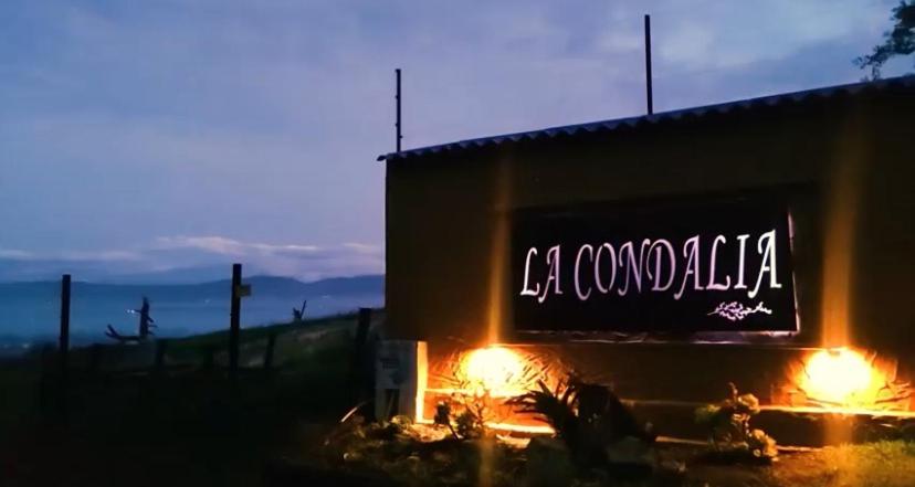 ein Schild an der Seite eines Gebäudes mit Lichtern in der Unterkunft Finca La Condalia in Nemocón