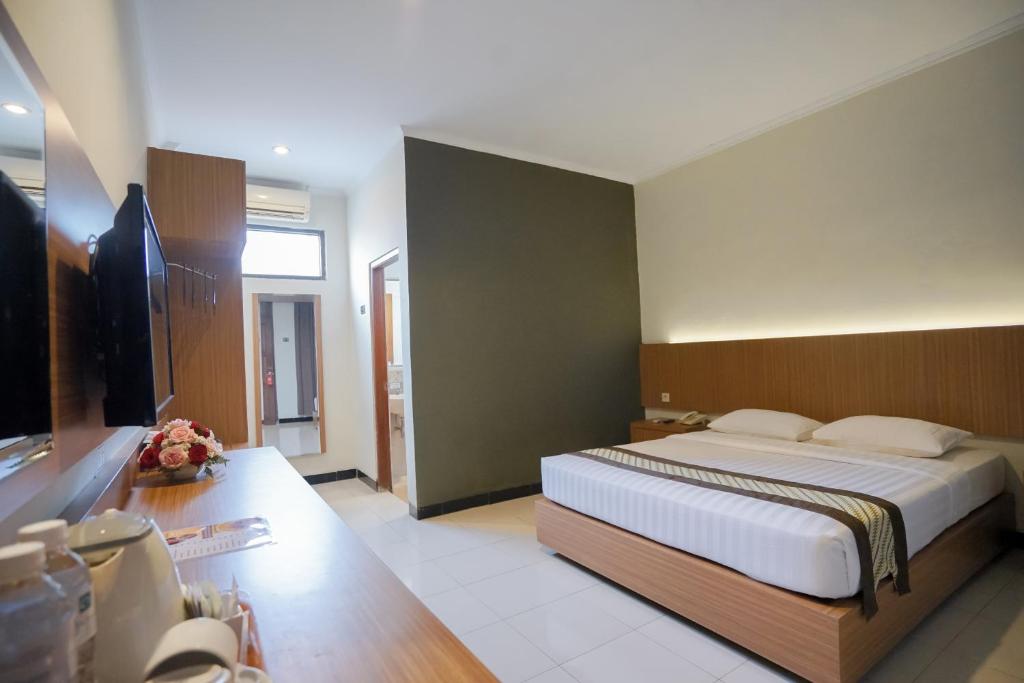 Letto o letti in una camera di Cakra Kusuma Hotel